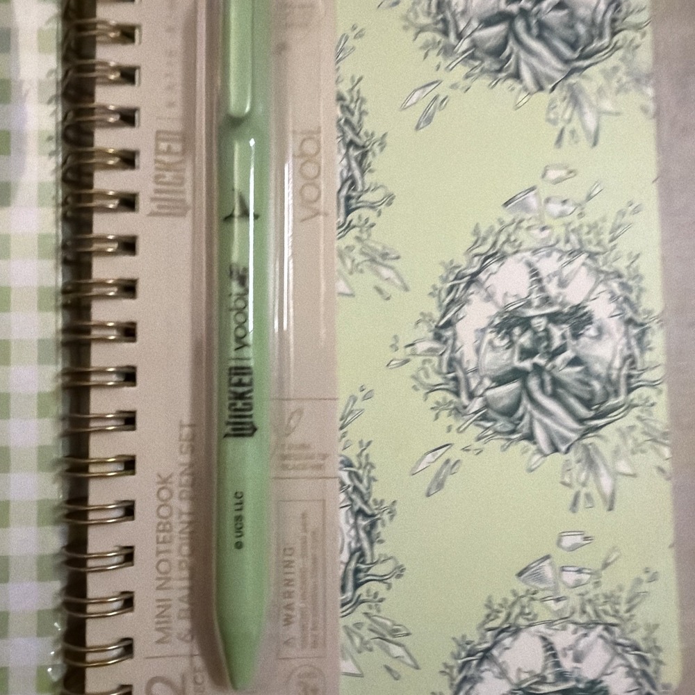 Wicked Limited Édition Yoobi Notepad Pen and Notepad w/ pen: Green Elphaba - Picture 3 of 11
